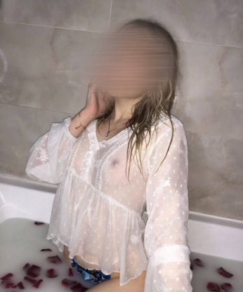 Сладкая и страстная красотка приглашает в гости и готова окунуть тебя в мир наслаждения и удовольствия. Жду звонка от состоятельного джентльмена. 3846, 20 лет