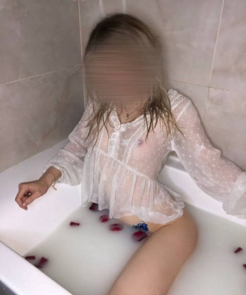 Сладкая и страстная красотка приглашает в гости и готова окунуть тебя в мир наслаждения и удовольствия. Жду звонка от состоятельного джентльмена. 3846, 20 лет