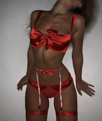 Живу в Москве, и могу быть твоей путаной мечты. Мои услуги включают все, что ты только пожелаешь – классический массаж, эротический массаж, стриптиз, классический секс, оральный секс и многое другое. Мои нежные руки и умелый язычок сведут тебя с ума. У меня есть отличные отзывы от предыдущих клиентов, которые однозначно оценили умение доставлять удовольствие. На моих фото я выгляжу еще лучше, чем в реальности – подтверджаю 🌟. Позвони мне и погрузись в мир страсти и наслаждения. Жду тебя, мой сладкий! 😘 7006, 25 лет